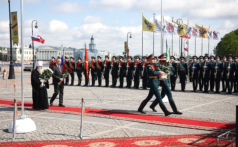 Возложение цветов к памятнику Петру I на Сенатской площади