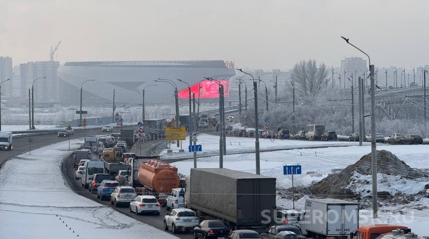 В Омске со снегом скопились жуткие пробки и ДТП