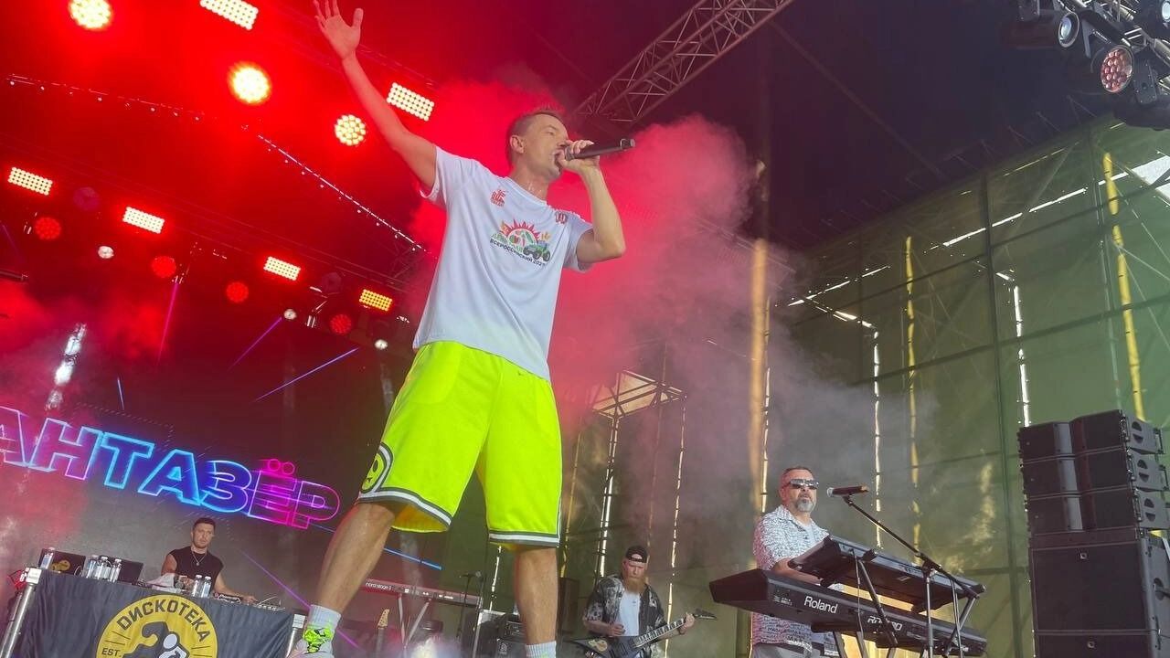 Алексей Серов был в ярко-салатовых шортах