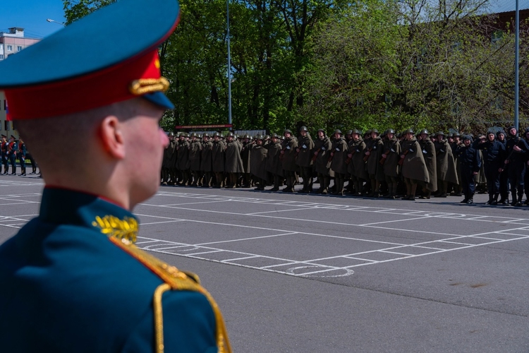Представители Росгвардии возложили цветы к стеле ветеранам ПАИИ 