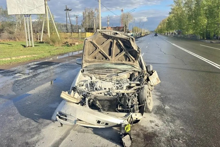 На саяногорской трассе смяло две иномарки