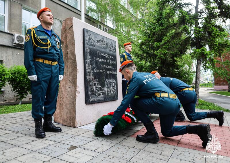 Сотрудники МЧС Омской области получили награды в День Победы