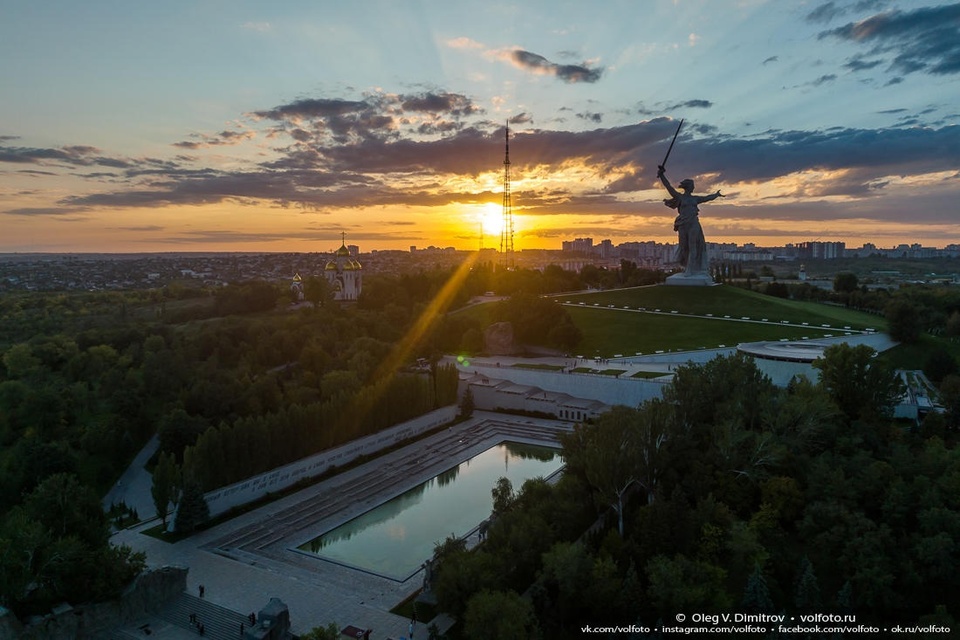 Мамаев курган вечером фото