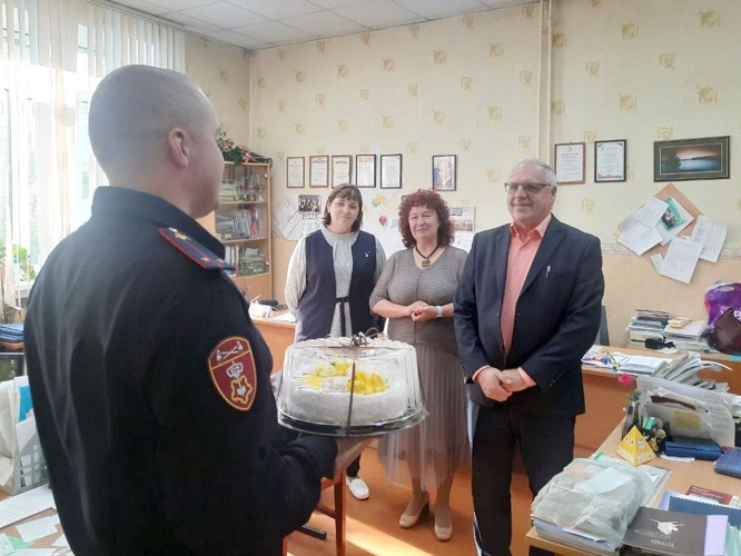 Сотрудники вневедомственной охраны поздравили учителей с профессиональным праздником