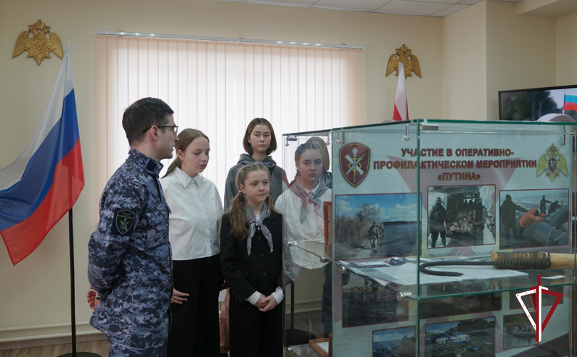 Юные журналисты в гостях у росгвардейцев