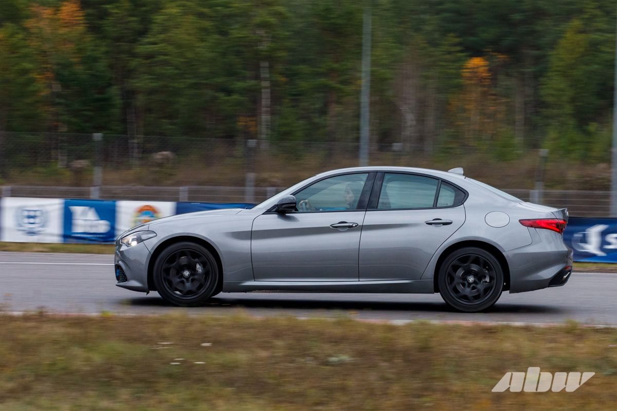 Кто на Boxster, кто на Corvette: смотрите, какие авто приехали на трек-день под Минском