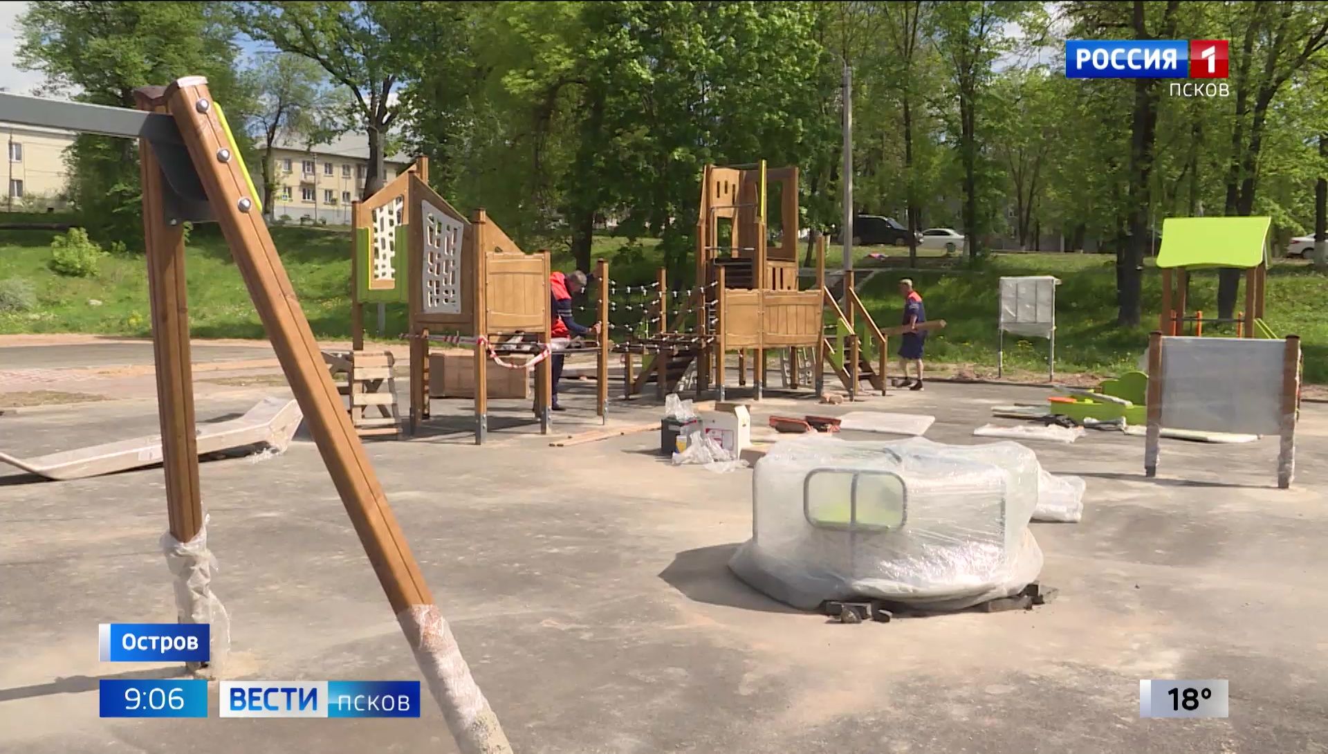 В Детском парке в Острове завершается монтаж новой детской площадки