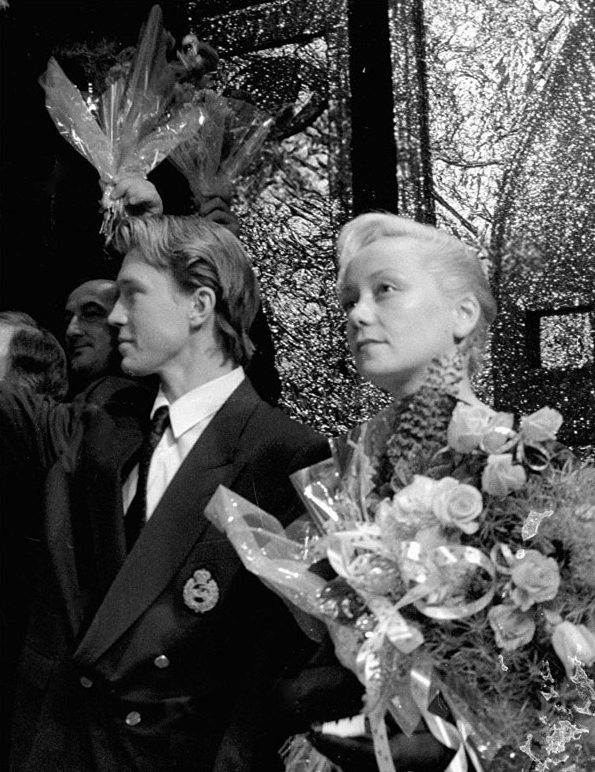 Евгений Миронов и Евдокия Германова получают главные призы за лучшую мужскую и женскую роли в фильмах «Любовь» и «Кикс» на кинофестивале «Созвездие-92», 1992 год