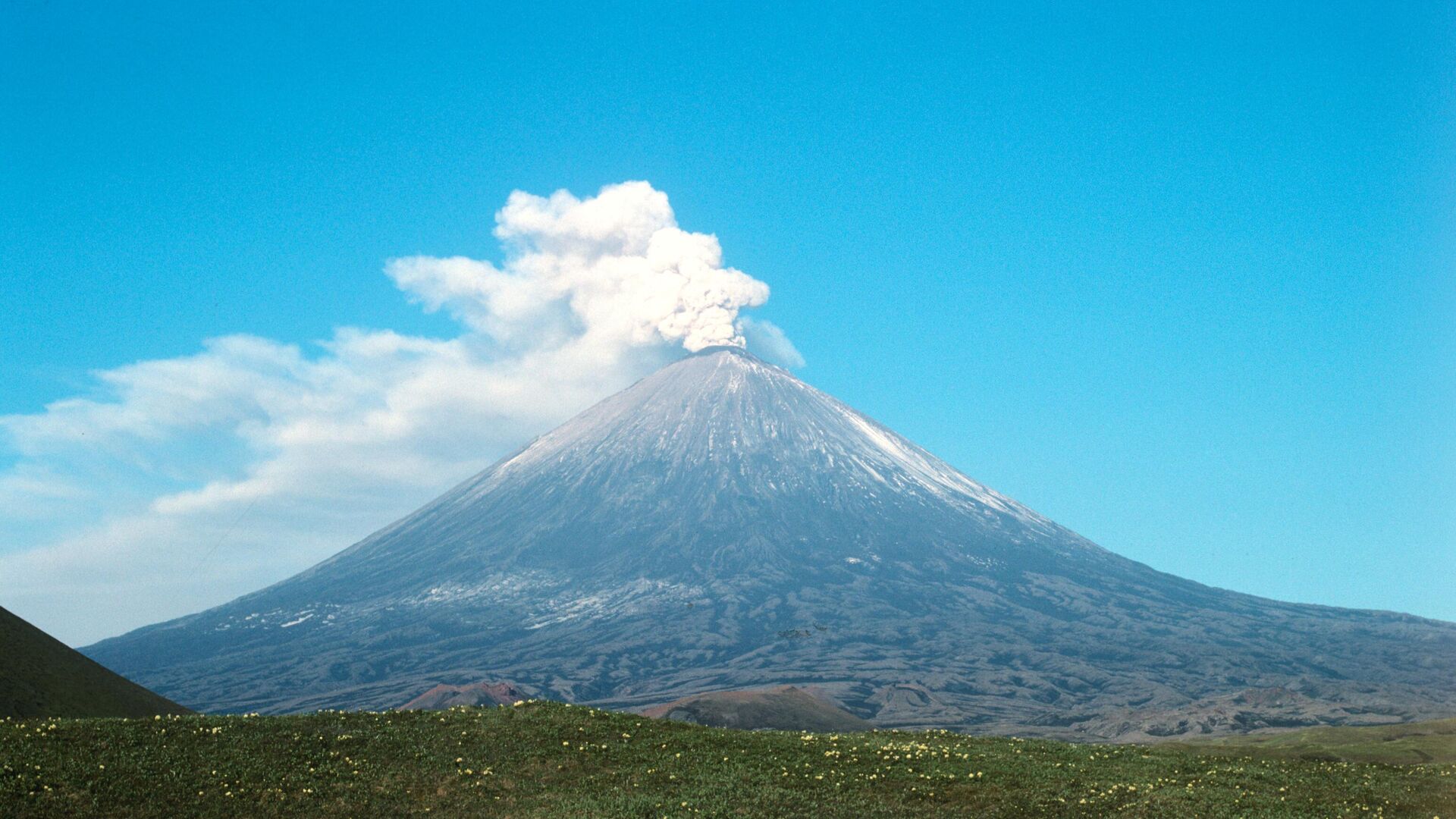 Вид на действующий и самый высокий вулкан Евразии - Ключевская сопка. - Sputnik Азербайджан, 1920, 23.06.2023
