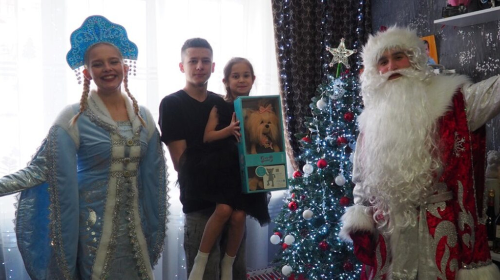 Глава Брянска Марина Дбар осчастливила под Новый год двух участниц «Елки желаний»