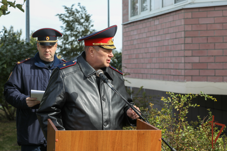 В день ОМОН Росгвардии в память о погибшей сотруднице спецназа открыли мемориальную доску (видео)