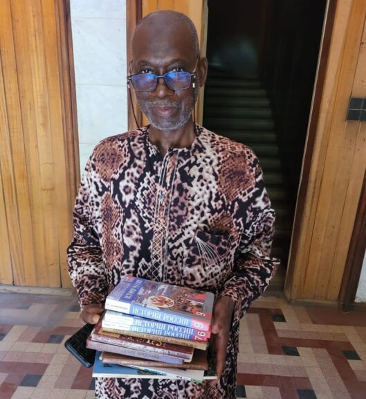 Международное движение русофилов в Мали раздало учебники русского языка школьникам