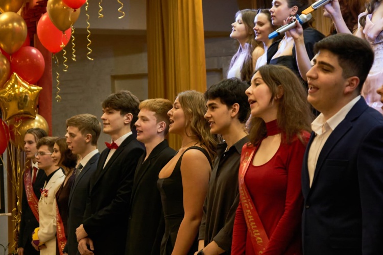 Более 300 выпускников окончили школу с медалями в Красногорске