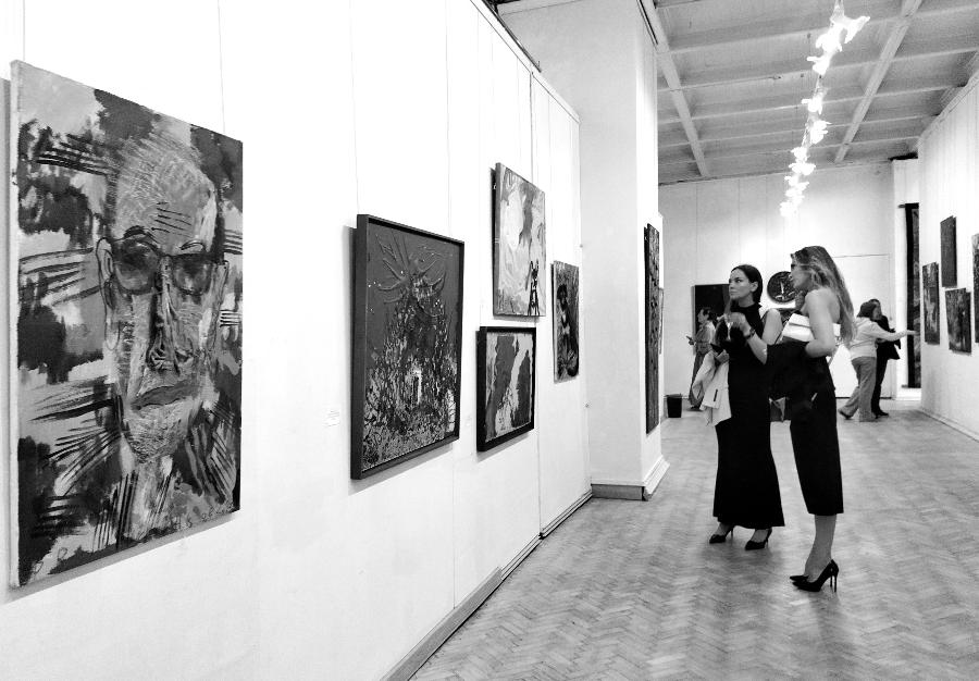 В Большом зале петербургского Союза художников работает выставка «Мой друг Феликс и Я» | ФОТО автора