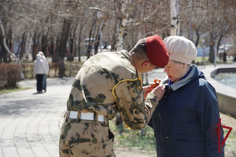 В Улан-Удэ росгвардейцы Бурятии провели патриотическую акцию «Георгиевская лента»