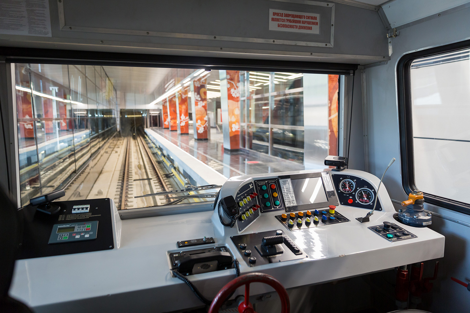 Кабина машиниста 81-540. Метро из кабины машиниста. Кабина машиниста 81-703 е. Кабина машиниста москва 2022. Кабина машиниста поезда метро.