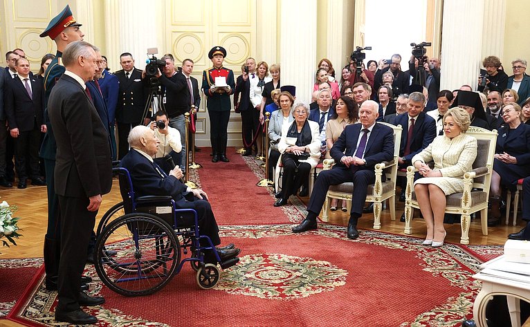 Валентина Матвиенко приняла участие в церемонии вручения знаков отличия «Почетный гражданин Санкт-Петербурга» в Мариинском дворце, посвященных Дню Санкт-Петербурга