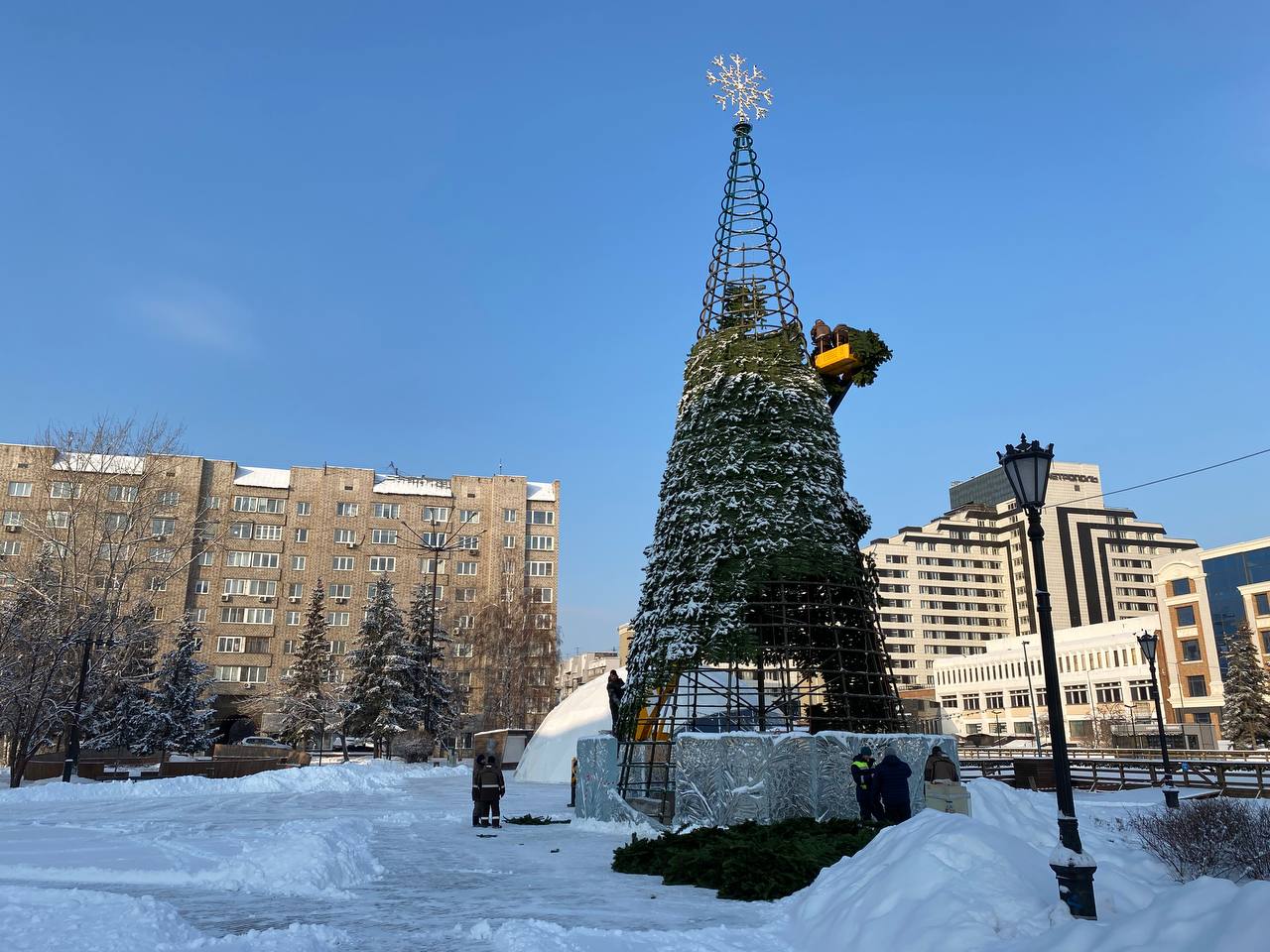 Когда уберут елку с площади. Площадь ленина рязань. Елка на площади ленина воронеж 2022. Санкт петербург главная площадь 2023. Когда уберут елку с площади.