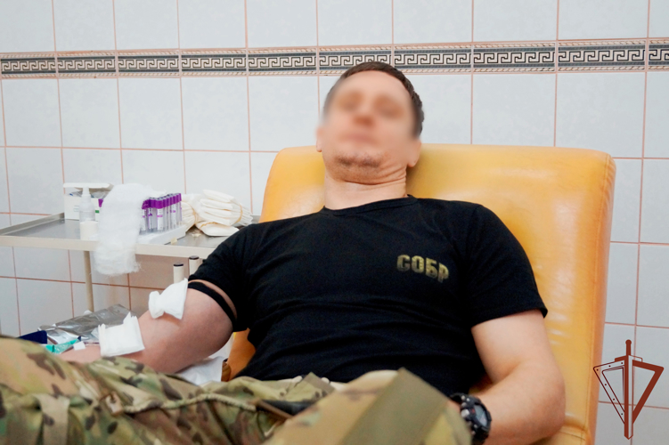 Сотрудники СОБР Росгвардии сдали кровь для пациентов медицинского учреждения в Санкт-Петербурге