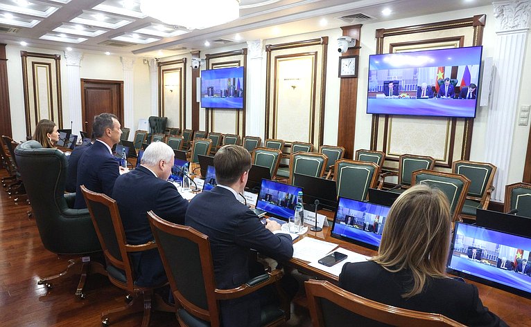 Первый заместитель Председателя Совета Федерации Андрей Яцкин и заместитель Председателя Национального собрания Социалистической Республики Вьетнам Нгуен Кхак Динь провели совместное заседание групп по межпарламентскому сотрудничеству в онлайн-формате