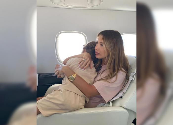 Беременная певица Кети Топурия поделилась фотографиями с сыном в частном самолете