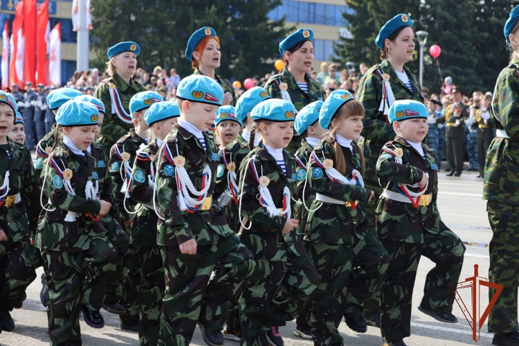 Командир Северского соединения Росгвардии принял праздничный парад в честь юбилея Великой Победы (видео)