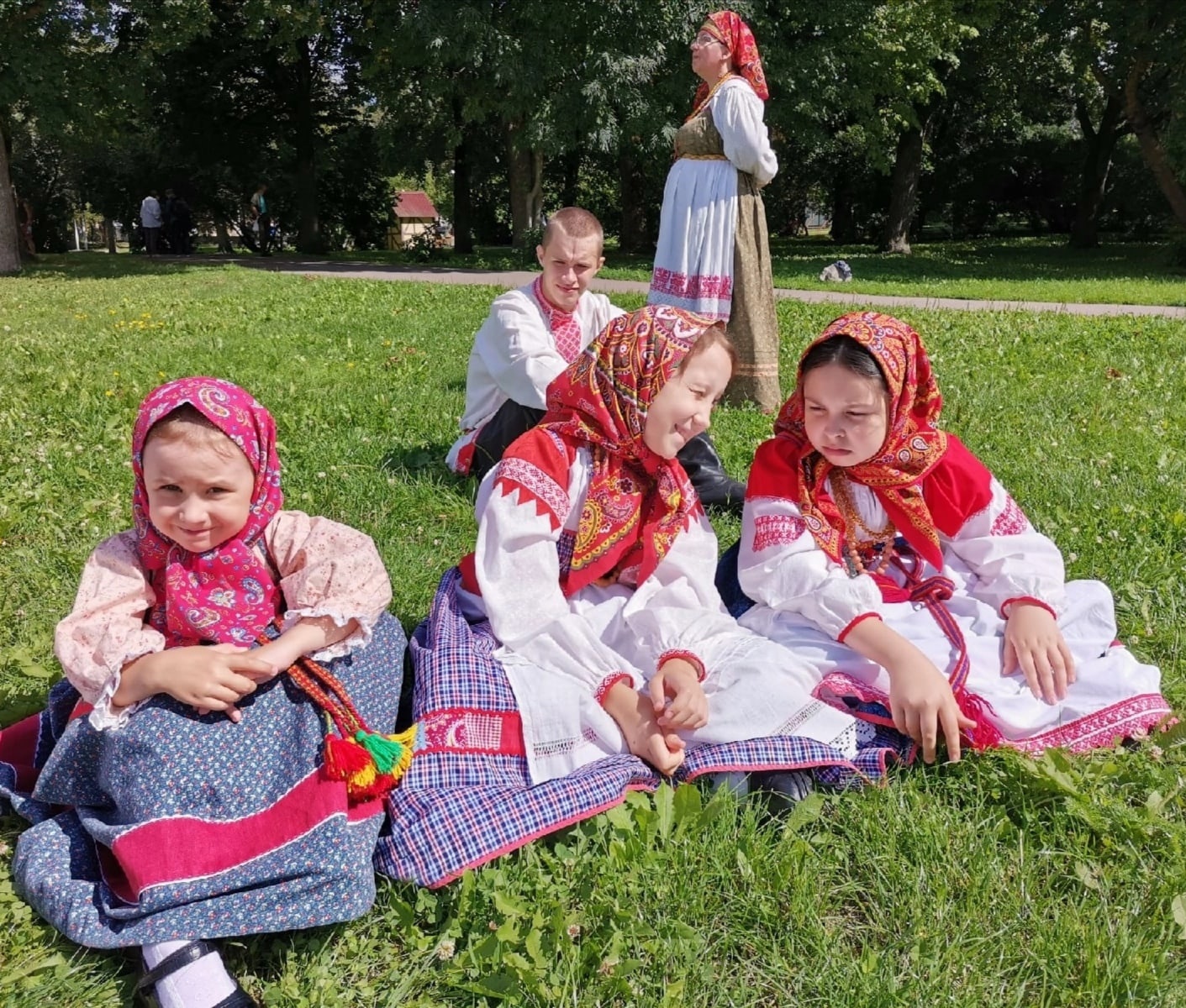 О брате и друзья все нижегородские народы. Фольклорный театр Круговина. Круговина Великий Новгород. Фольклорный театр. Круговина гуляние.