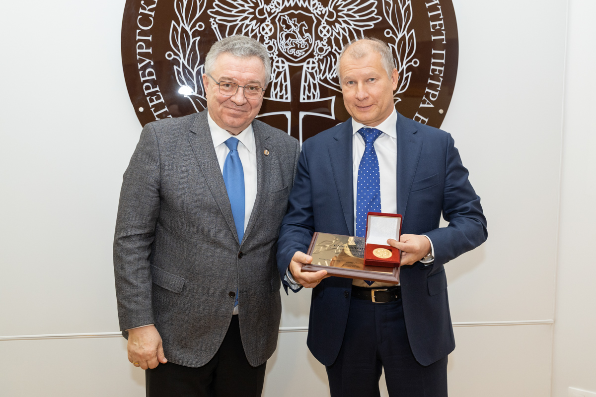 Ректор СПбПУ Андрей Рудской и директор по развитию «БМХ РУС» Василий Фищев 