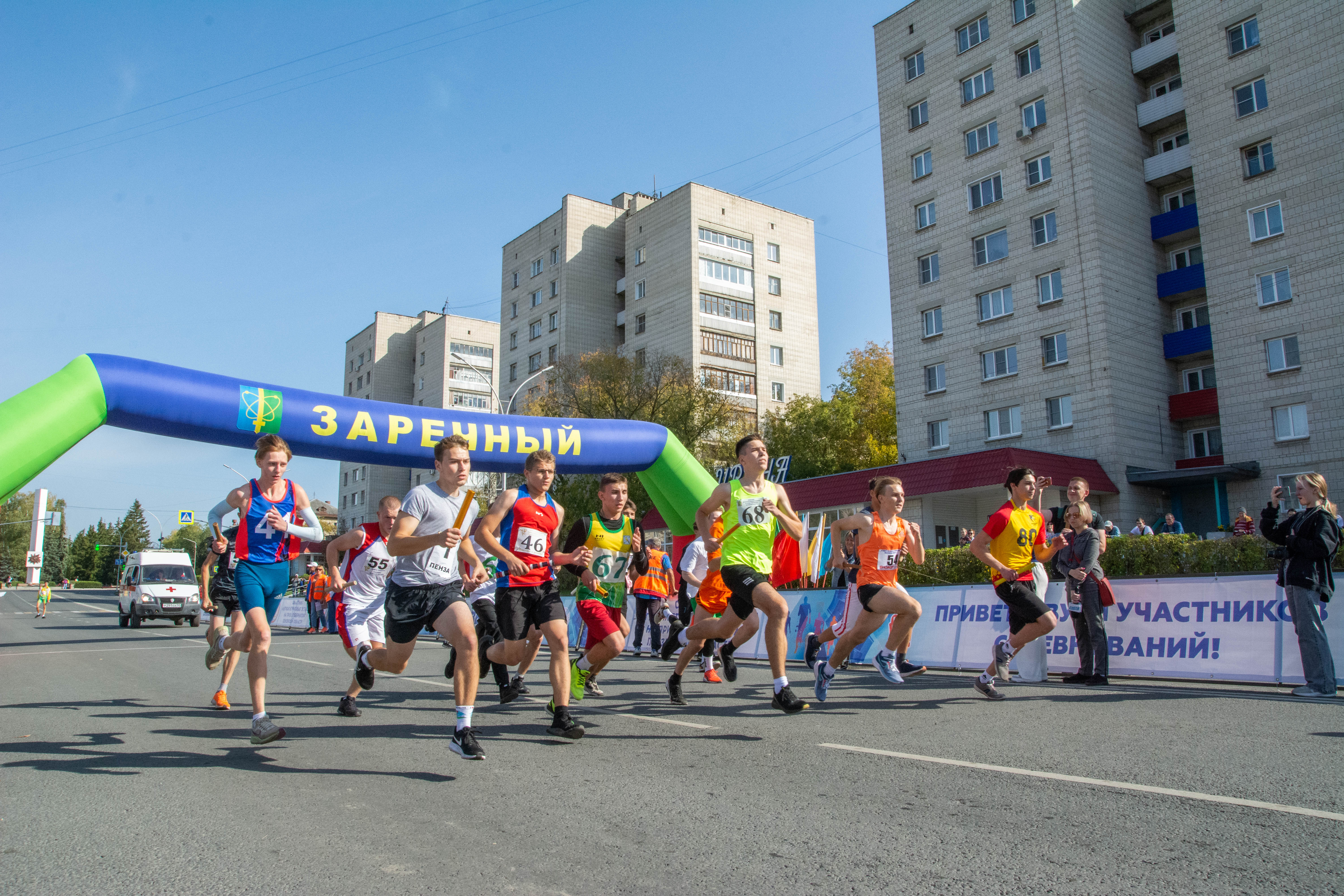 В легкоатлетической эстафете участвуют 130 спортсменов