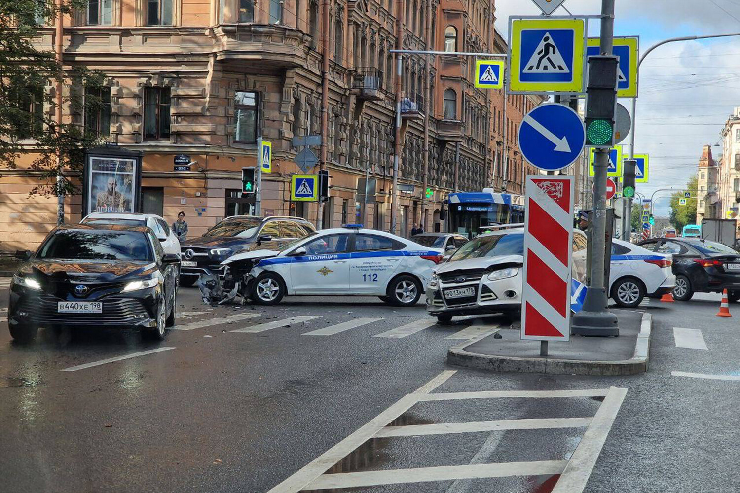 В питере попали. Полицейский автомобиль. Происшествия в СПБ Васильевский остров. Автомобильная пробка. Машина на дороге.