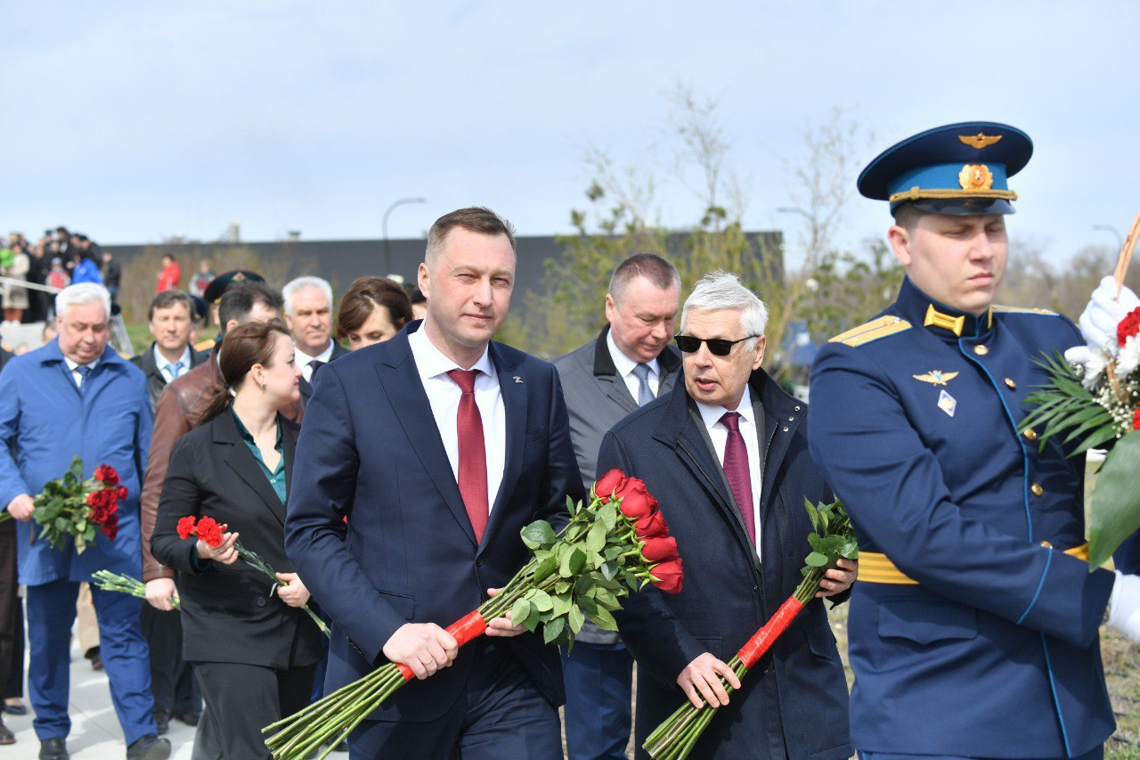 В Парке покорителей космоса возложили цветы к памятнику Юрию Гагарина 