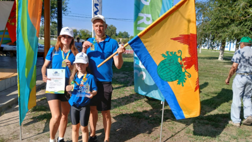Как спортивная семья Клочковых в составе папы Андрея, мамы Елены и их дочки Сони победила под флагом Камышинского района
