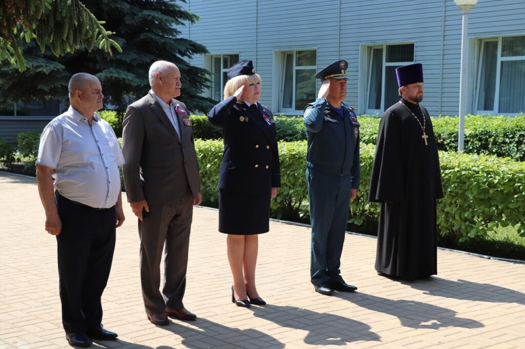 Брянским приставам и спасателям вручили ведомственные медали