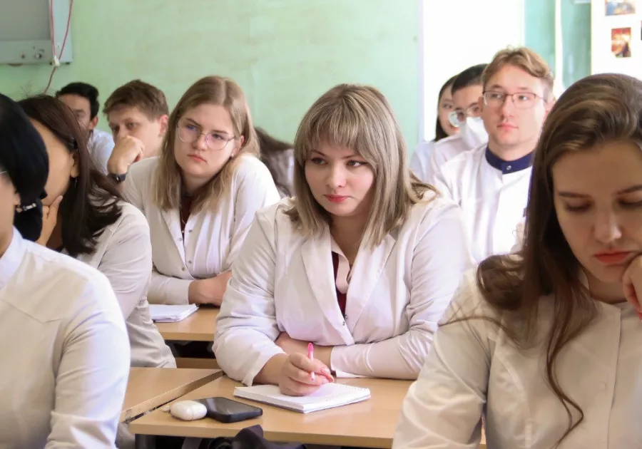 Юрий Тен передает опыт студентам