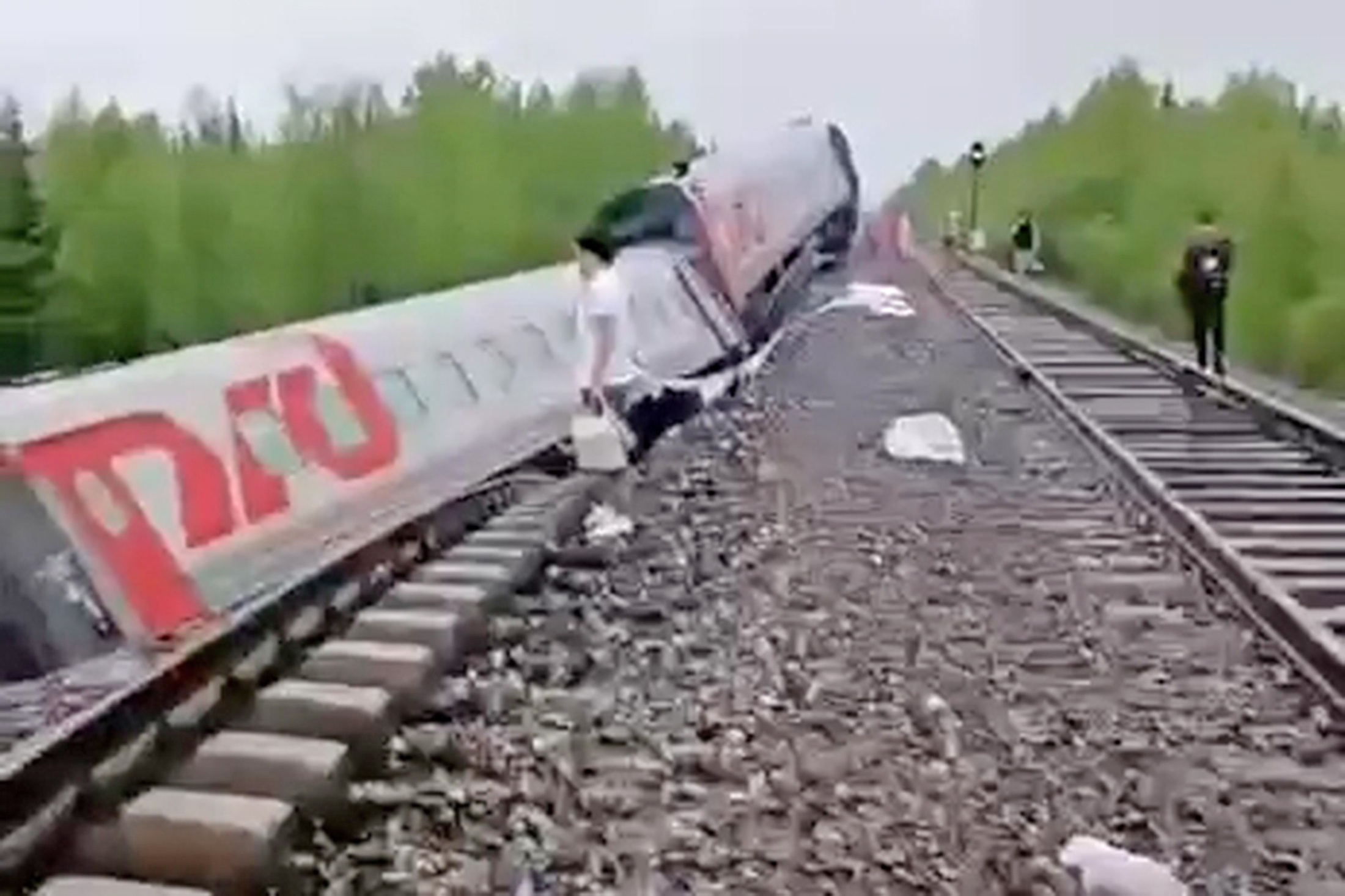 В Коми нашли третьего погибшего на месте аварии пассажирского поезда