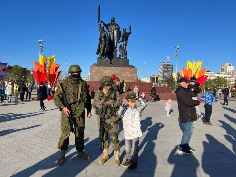 Массовые гуляния в центре города продолжаются