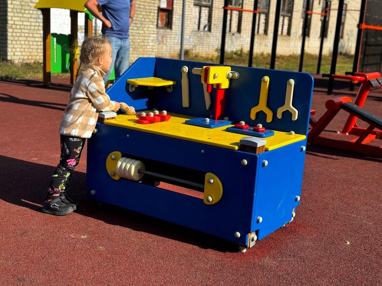 Благодаря нацпроекту в саратовских городах и поселках строят новые детские площадки