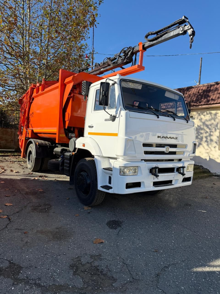 Автопарк столичных коммунальных служб пополнился очередной спецтехникой