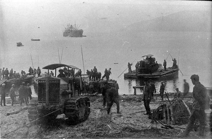Выгрузка тракторов в бухте Нагаева. Начало 1930-х