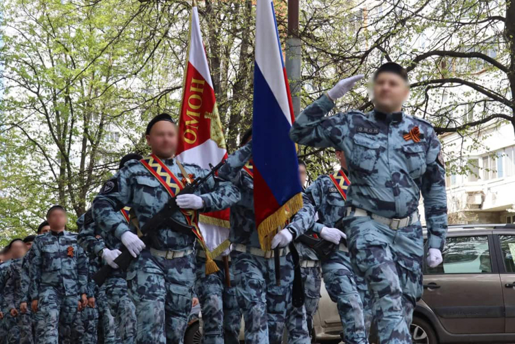 Сотрудники столичного спецназа Росгвардии присоединились к Всероссийской патриотической акции «Парад у дома ветерана» (видео)