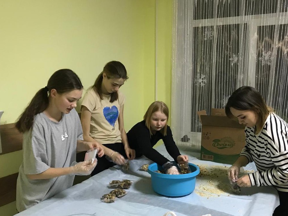 Школьники из Осташева приготовили домашние сухарики для бойцов на СВО