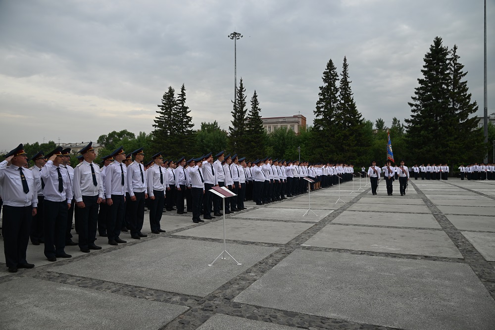 Губернатор Новосибирской области Андрей Травников поздравил молодых сотрудников УИС с принятием Присяги