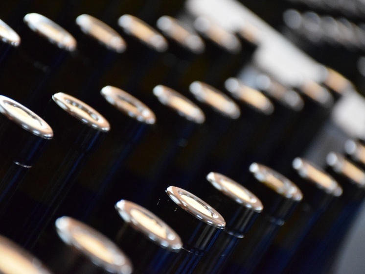 В Курске у пенсионера в гараже обнаружили более тысячи бутылок контрафактного алкоголя