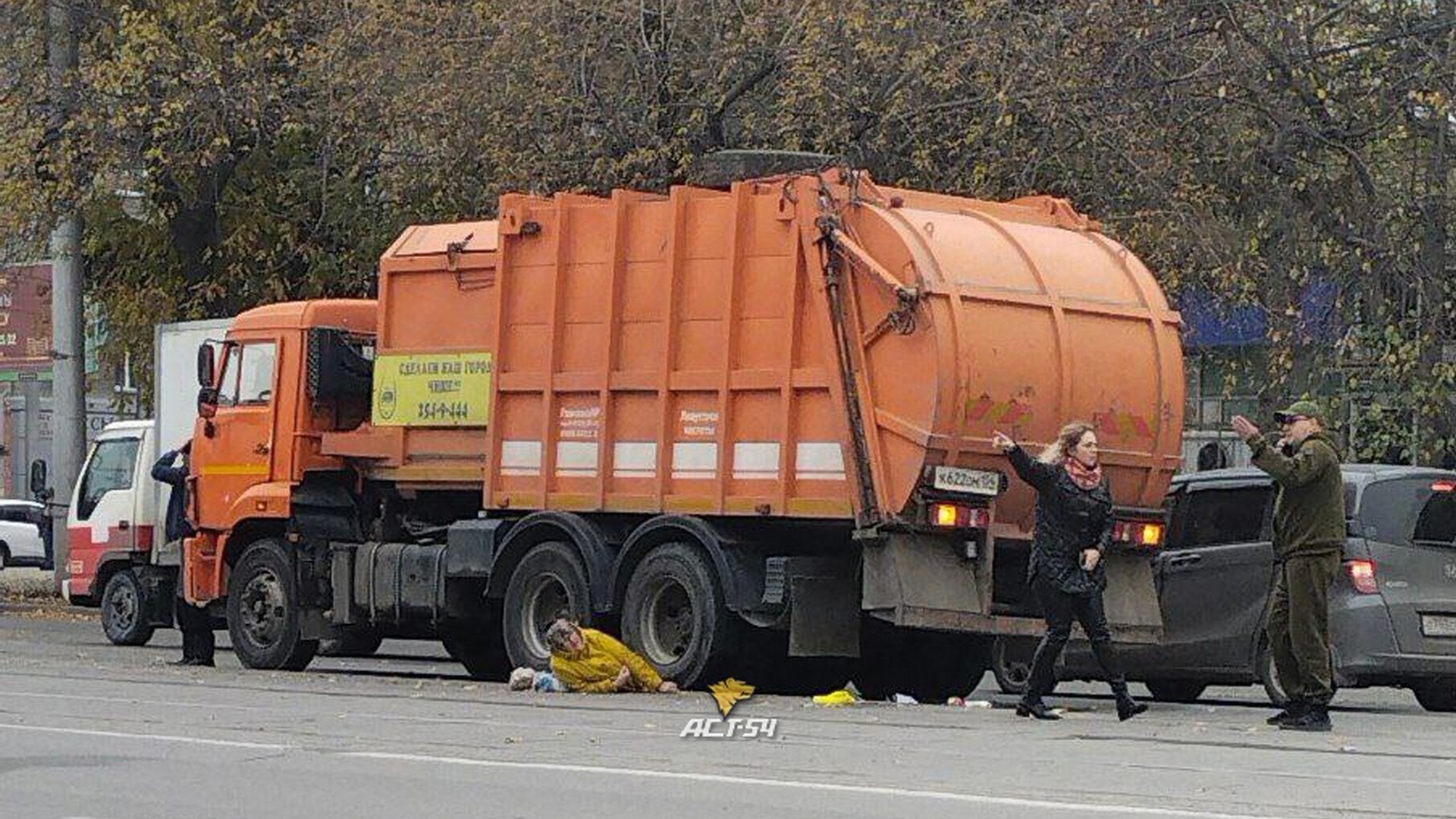 Под мусоровоз. Мусоровоз задавил женщину.