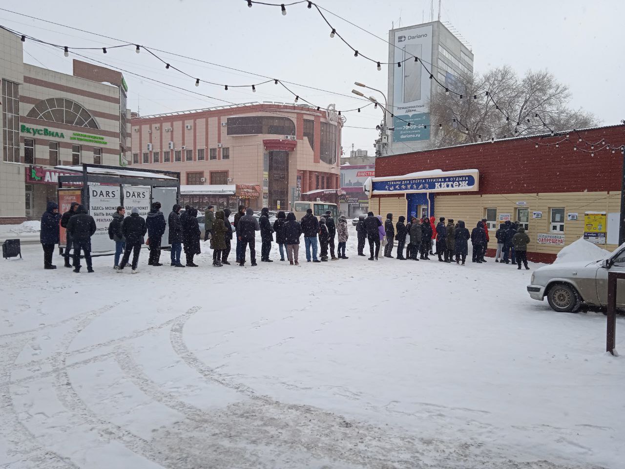 Очередь фото. Стадион Волга Ульяновск. Ульяновский стадион труд. Очередь у кассы стадиона труд.