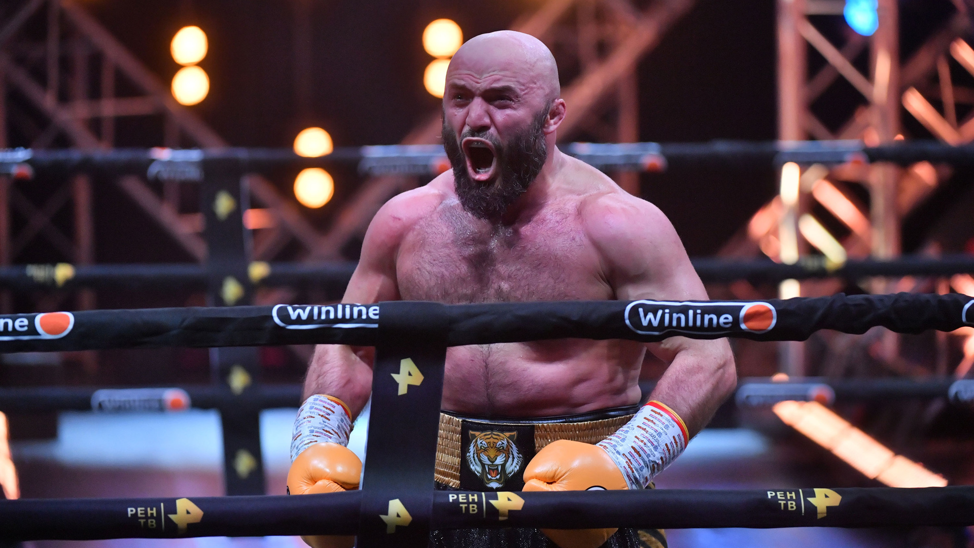 Магомед исмаилов бой с иличем. Лысый хищник магомед исмаилов. Минеев фото. Минеев исмаиорв 2. Бой минеева и исмаилова 2021 реванш.