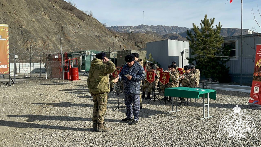 Военный оркестр махачкалинского соединения Росгвардии поздравил с наступающим Новым годом сослуживцев