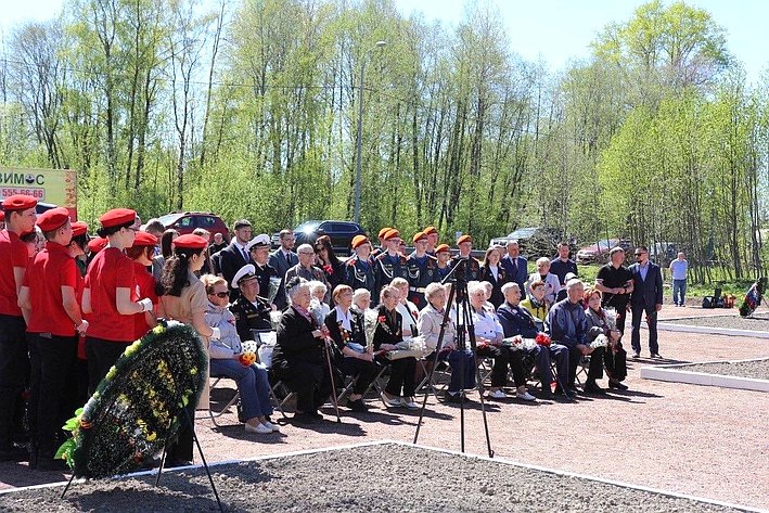 Сенаторы и участники заседания Дискуссионного клуба молодежных парламентов Ленинградской и Вологодской областей возложили цветы к мемориалу воинов, погибших в 1943 году при освобождении Ленинграда