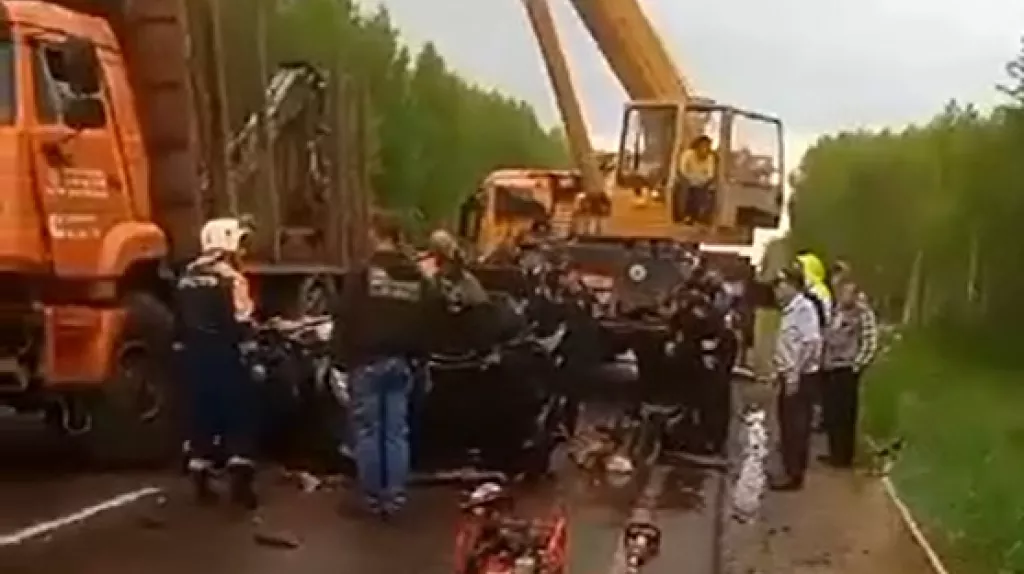 Фильм мужчину разрывает два КАМАЗА