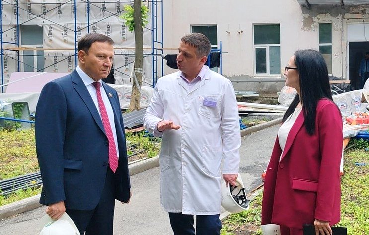 Александр Ролик в ходе региональной недели посетил реконструируемый корпус реабилитационного центра для участников СВО при Владивостокской клинической больнице №1